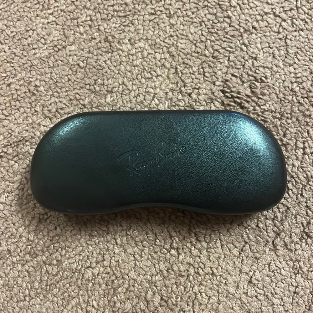 Like new Ray-ban hard shell glasses/sunglasses case with cleaning cloth.
